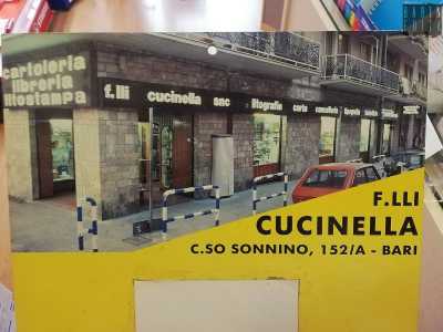Il titolare, il 46enne Daniele Cucinella, ci mostra una vecchia foto d�epoca dell�attivit�, che dal civico 144 di corso Sonnino si estendeva fino all'angolo con via Egnazia